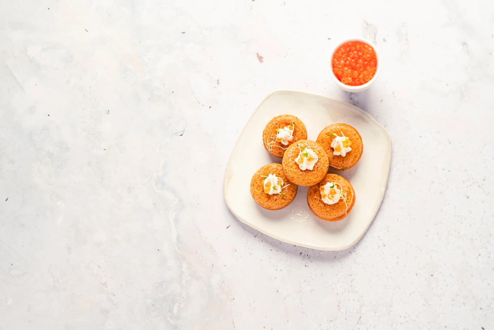 Babas à la vodka, crème citronnée et œufs de truite