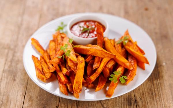 Frites de patate douce croustillantes et légères