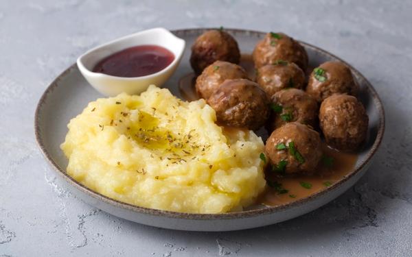 Köttbullar suédoises faciles : boulettes, purée et confiture d’airelles