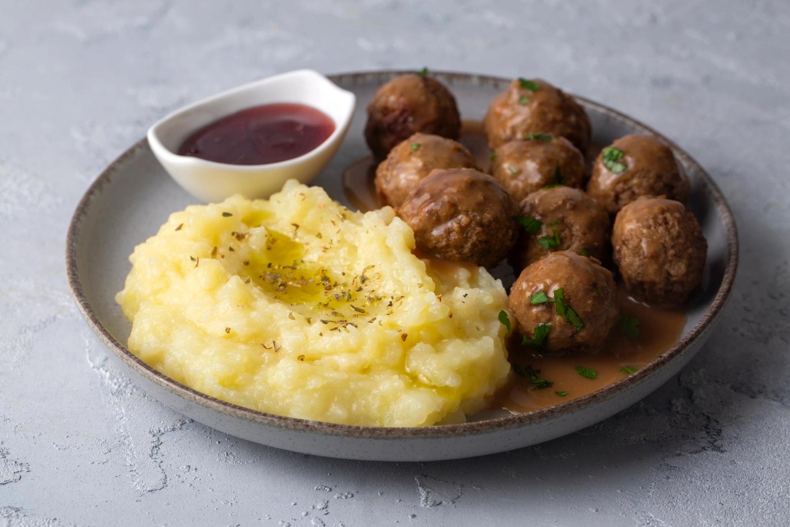 Köttbullar suédoises faciles : boulettes, purée et confiture d’airelles