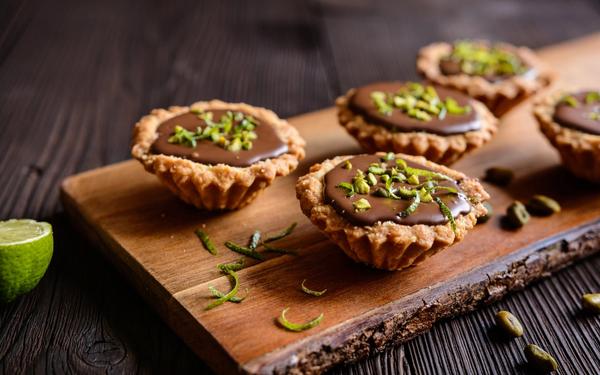 Tartelettes au chocolat, pistaches et citron vert