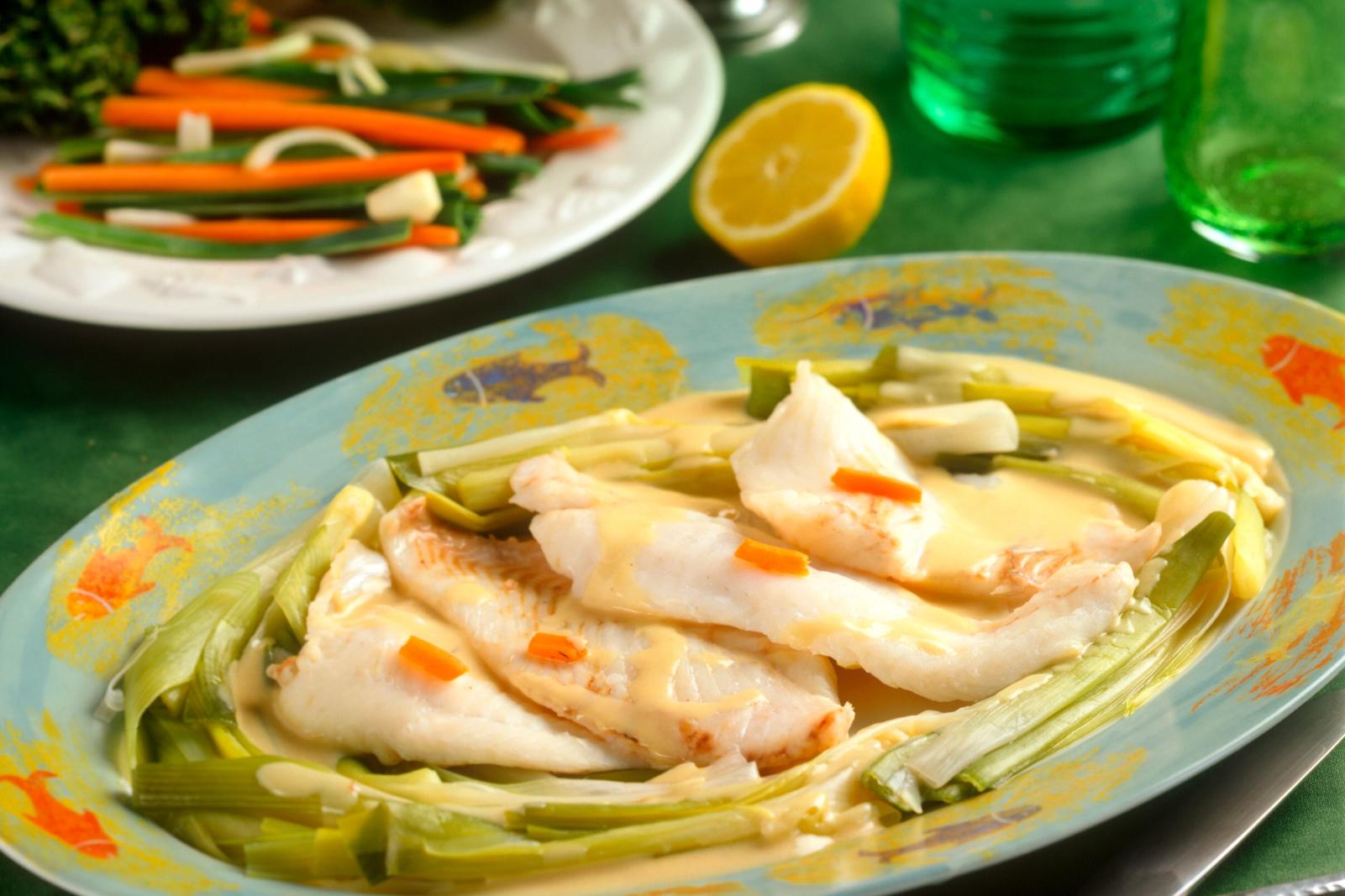 Filet de turbot cuit à la vapeur sur un lit de poireaux