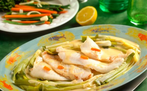 Filet de turbot cuit à la vapeur sur un lit de poireaux