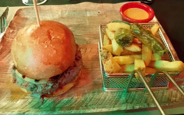 Burger au foie gras, fromage de chèvre et oignons caramélisés