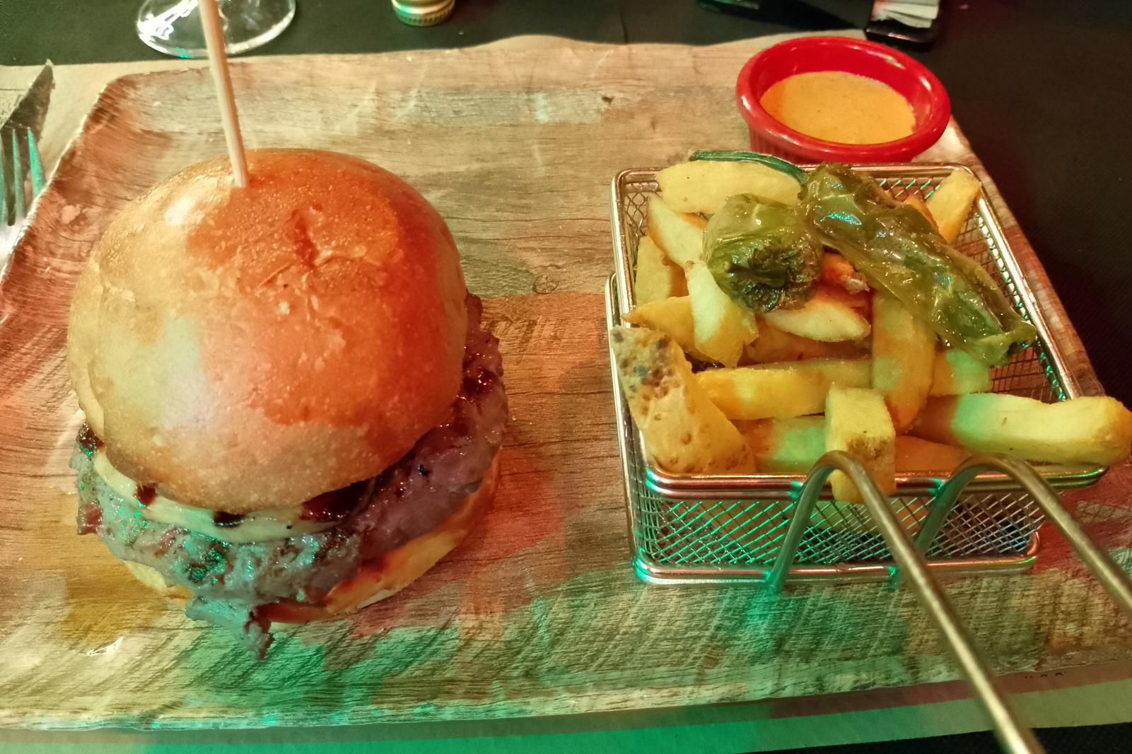 Burger au foie gras, fromage de chèvre et oignons caramélisés