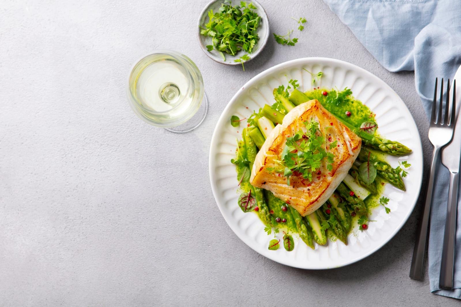 Morue rôtie aux asperges et au vin blanc
