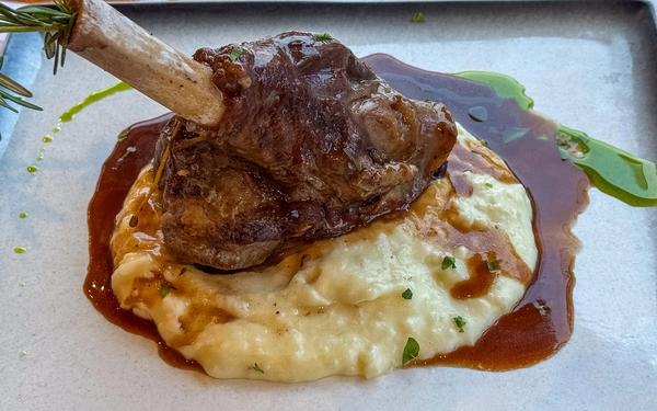 Jarret d’agneau avec purée de pommes de terre