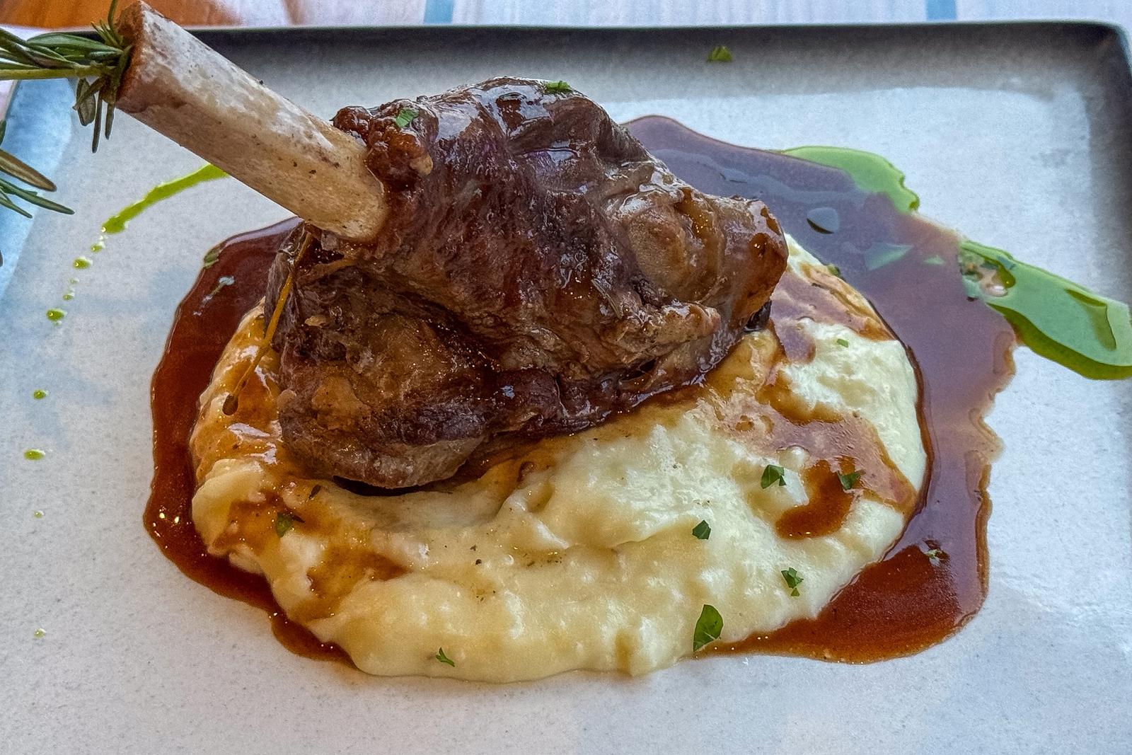 Jarret d’agneau avec purée de pommes de terre