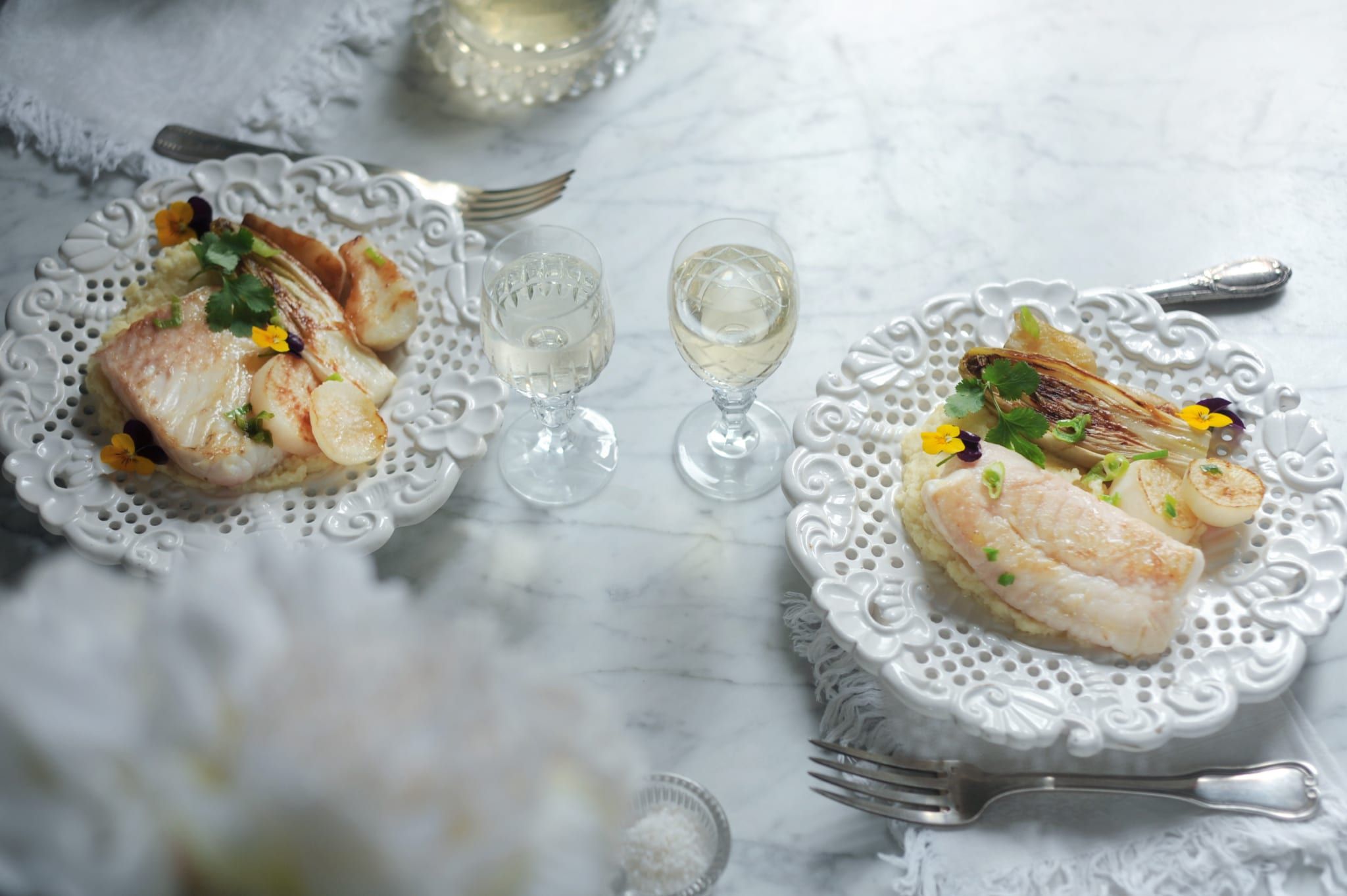 Turbot poêlé, crème de panais, légumes grillés et fleurs comestibles