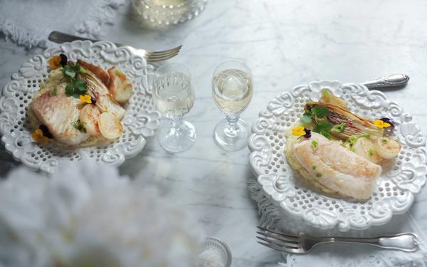 Turbot poêlé, crème de panais, légumes grillés et fleurs comestibles