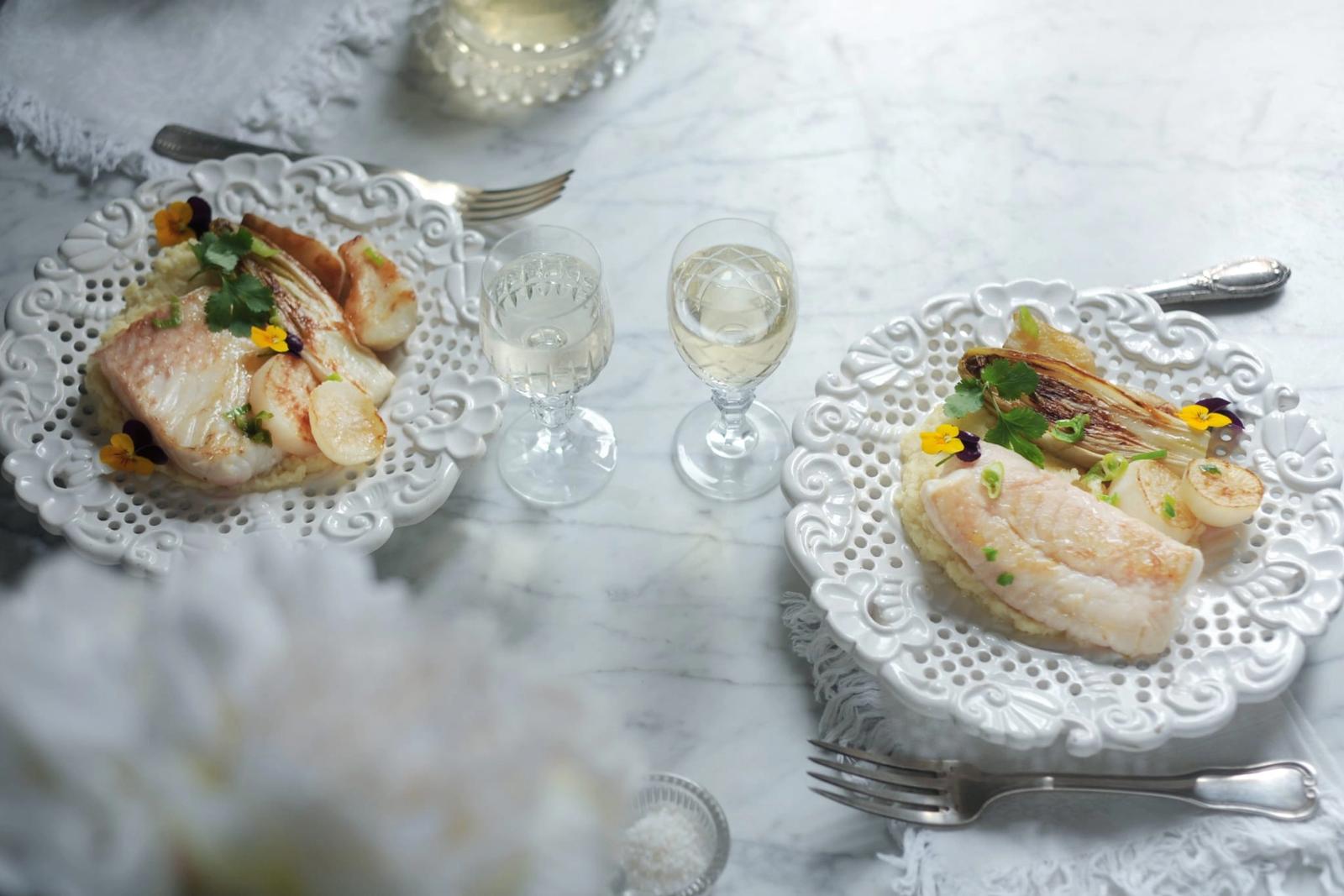 Turbot poêlé, crème de panais, légumes grillés et fleurs comestibles