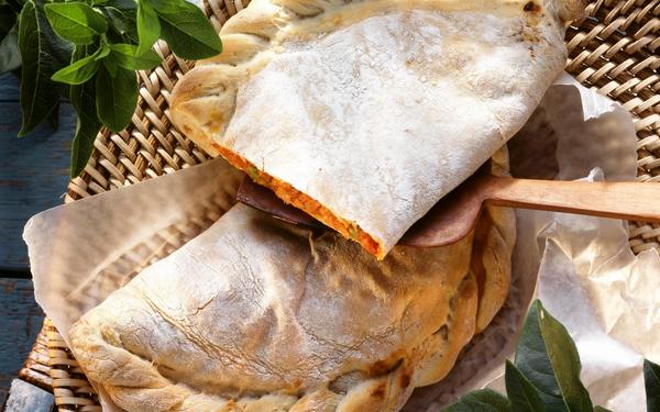 Calzone fourré au jambon et à la mozzarella