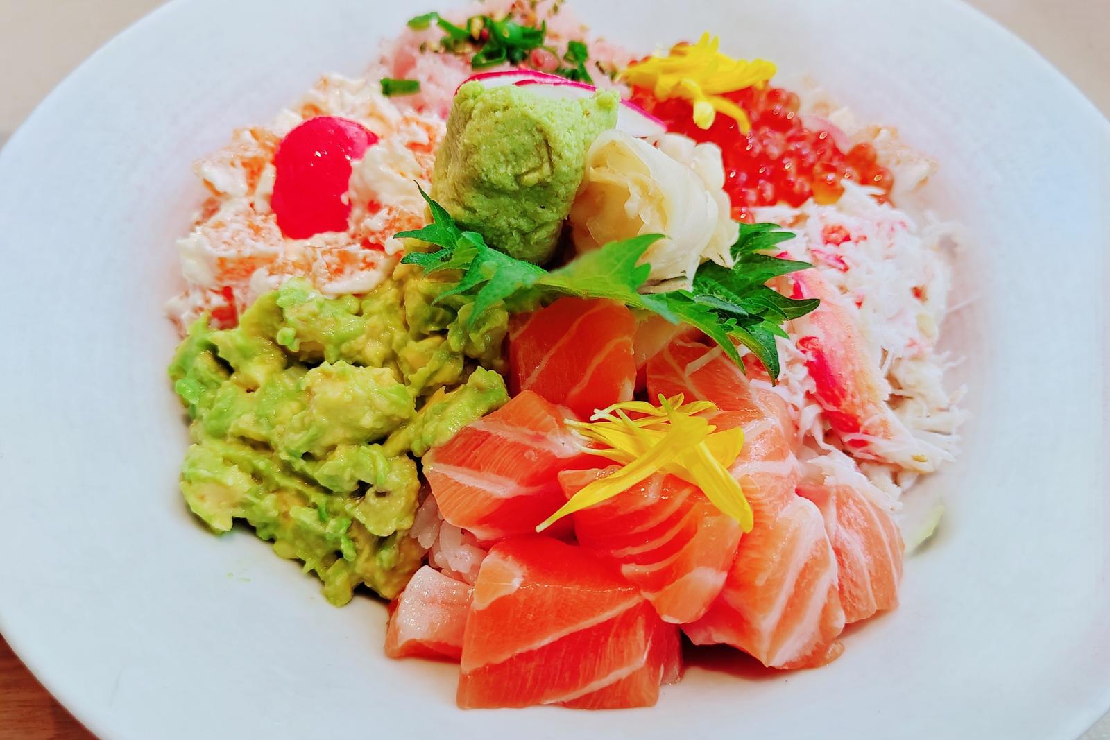 Recette assortiment de dés de sashimi avec du riz