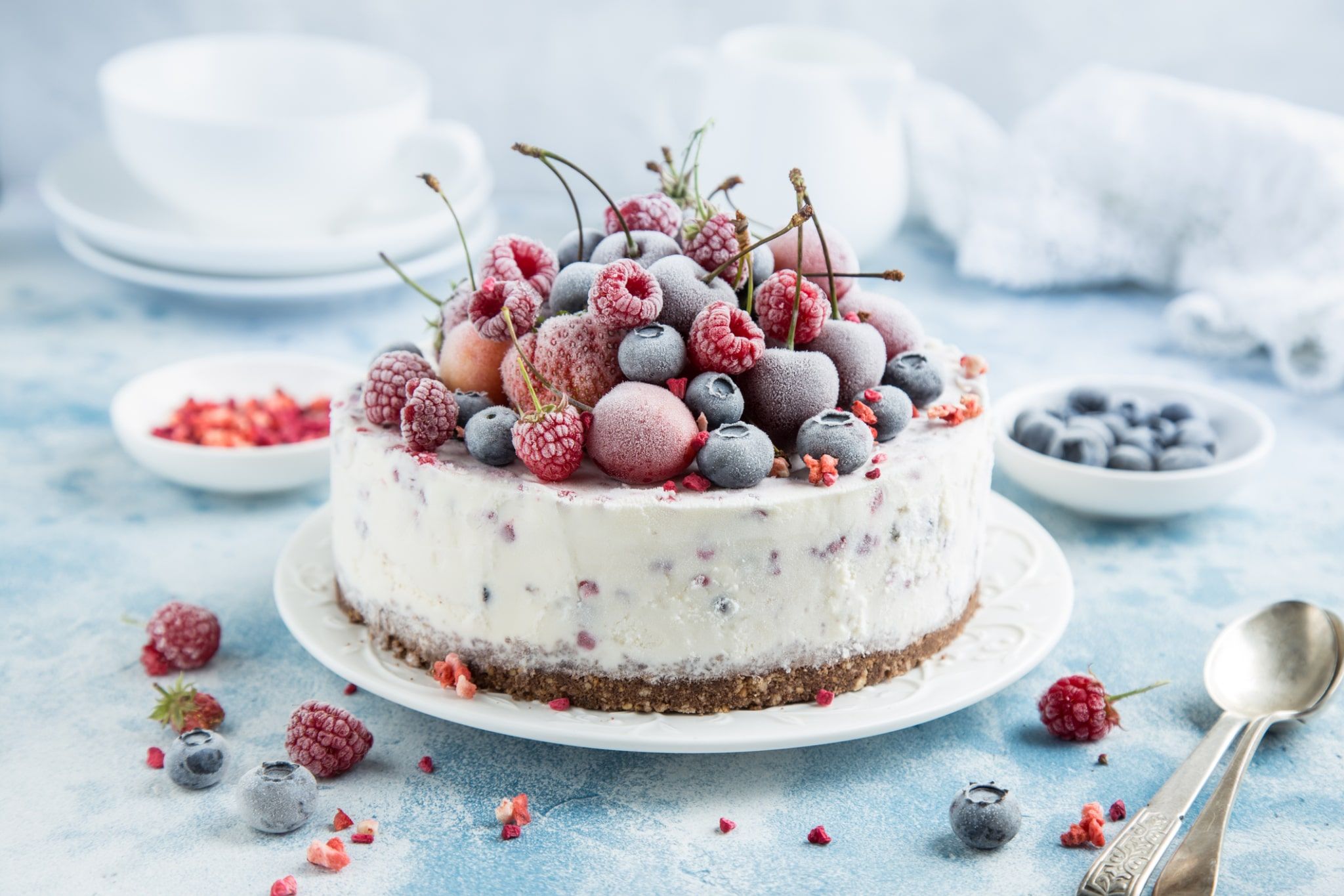 Gâteau de glace à la vanille avec des fruits surgelés