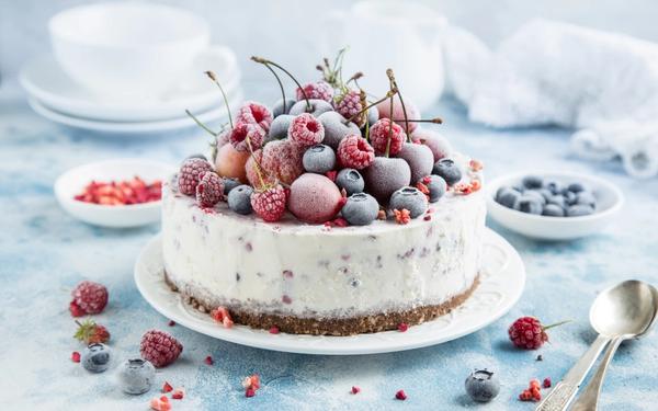 Gâteau de glace à la vanille avec des fruits surgelés