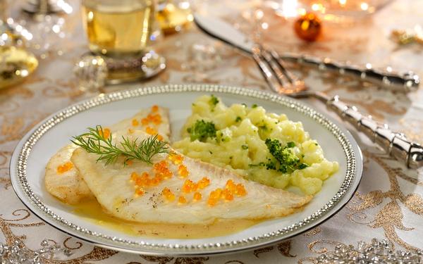 Filet de turbot sauce sabayon aux œufs de saumon, purée de pomme de terre aux brocolis