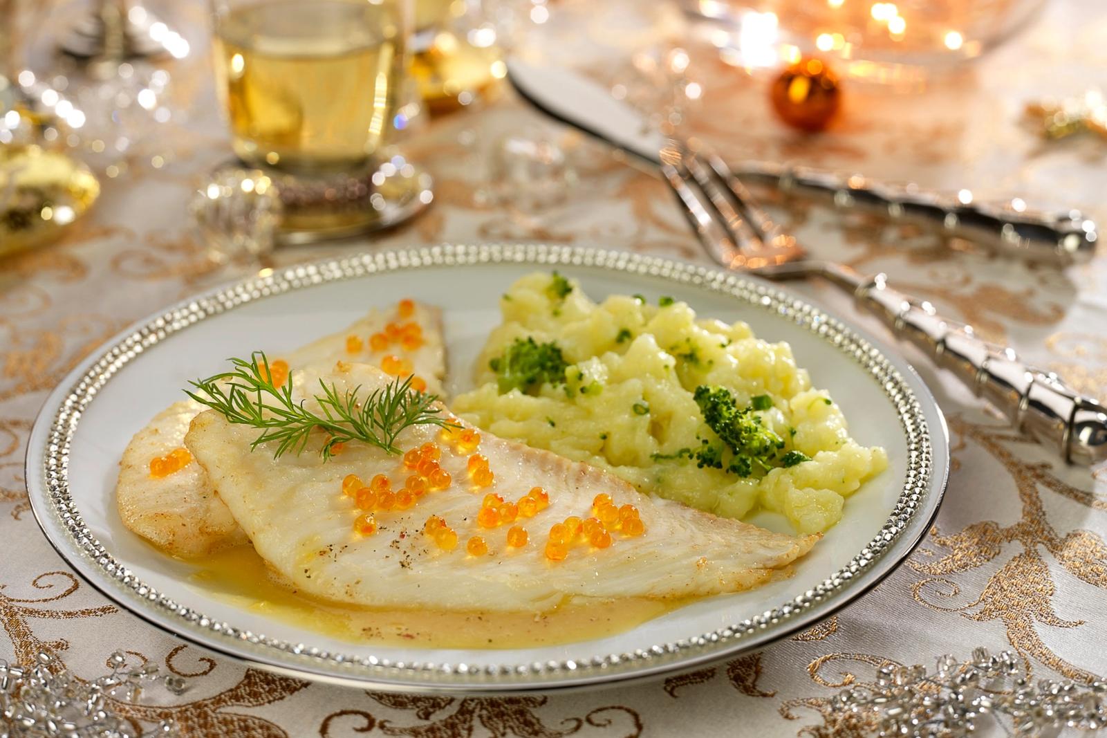 Filet de turbot sauce sabayon aux œufs de saumon, purée de pomme de terre aux brocolis
