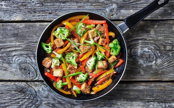 Kung pao tofu aux poivrons mélangés, brocoli et oignons verts