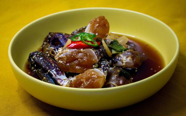 Crabes marinés dans de la sauce soja