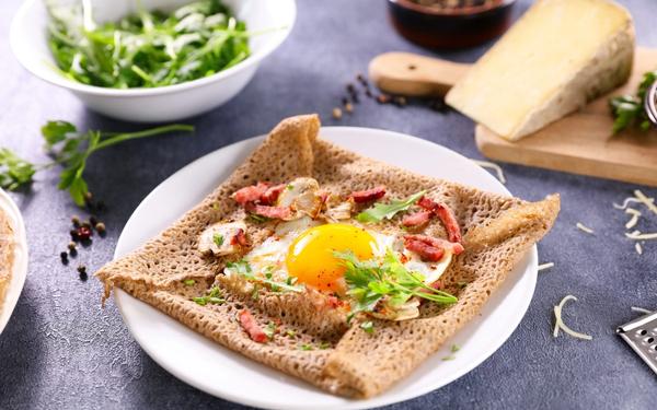 Galette bretonne sarrasin avec œuf, lardon et crème