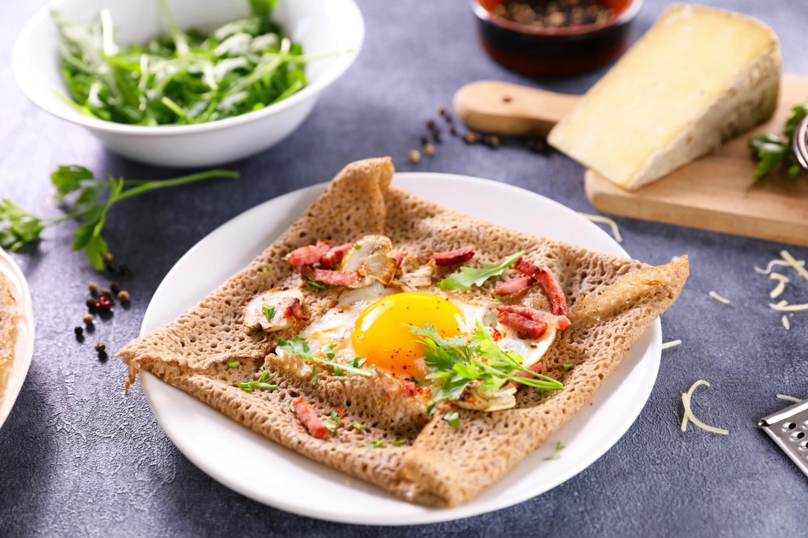 Galette bretonne sarrasin avec œuf, lardon et crème