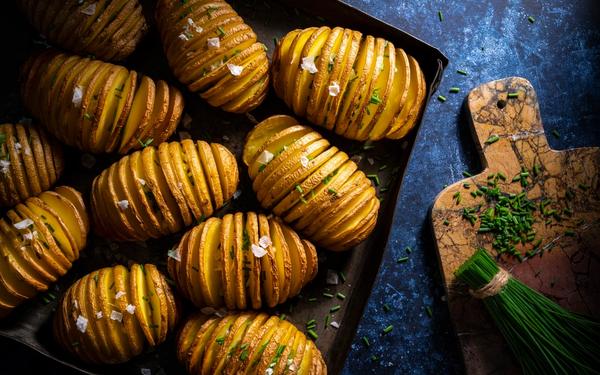 Pommes de terre Hasselback rôties au four, sel et ciboulette