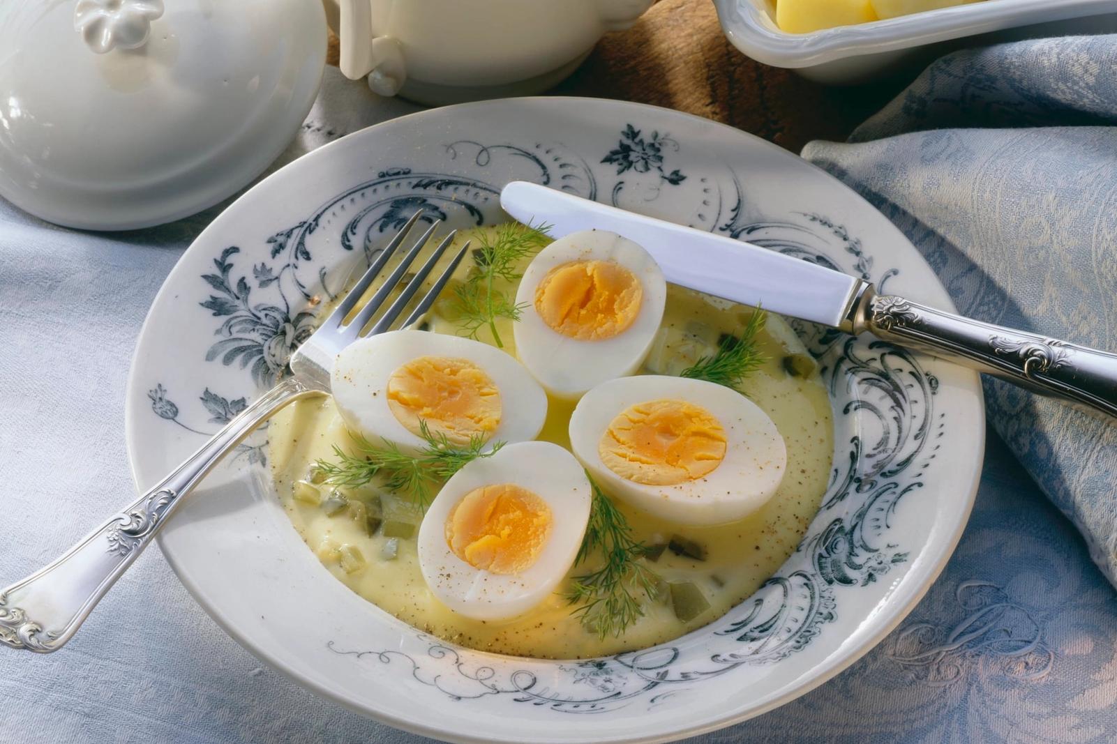 Œufs à la sauce moutarde garnis d'aneth