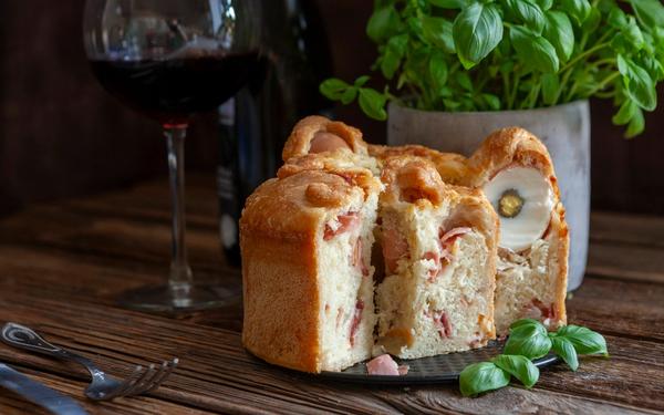 Casatiello napolitain, pain de Pâques farci au salami au fromage et aux œufs
