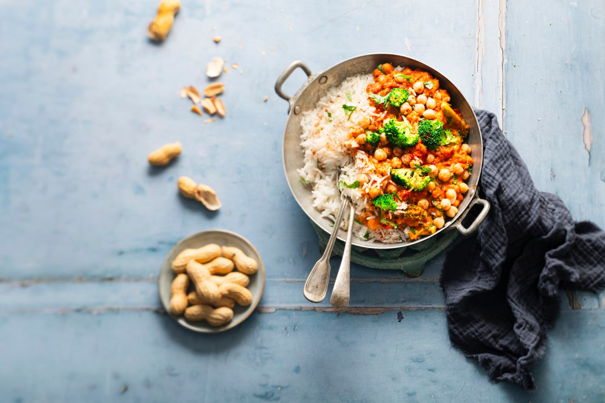 Ragoût de pois chiches et brocolis au beurre de cacahuète, servi avec riz basmati