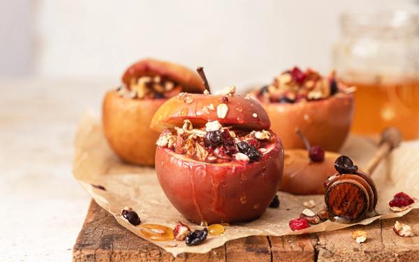 Pommes rouges rôties, farcies aux flocons d’avoine, noix, fruits secs et miel