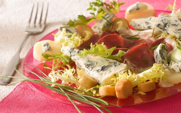 Salade de magret de canard fumé, roquefort et pommes de terre