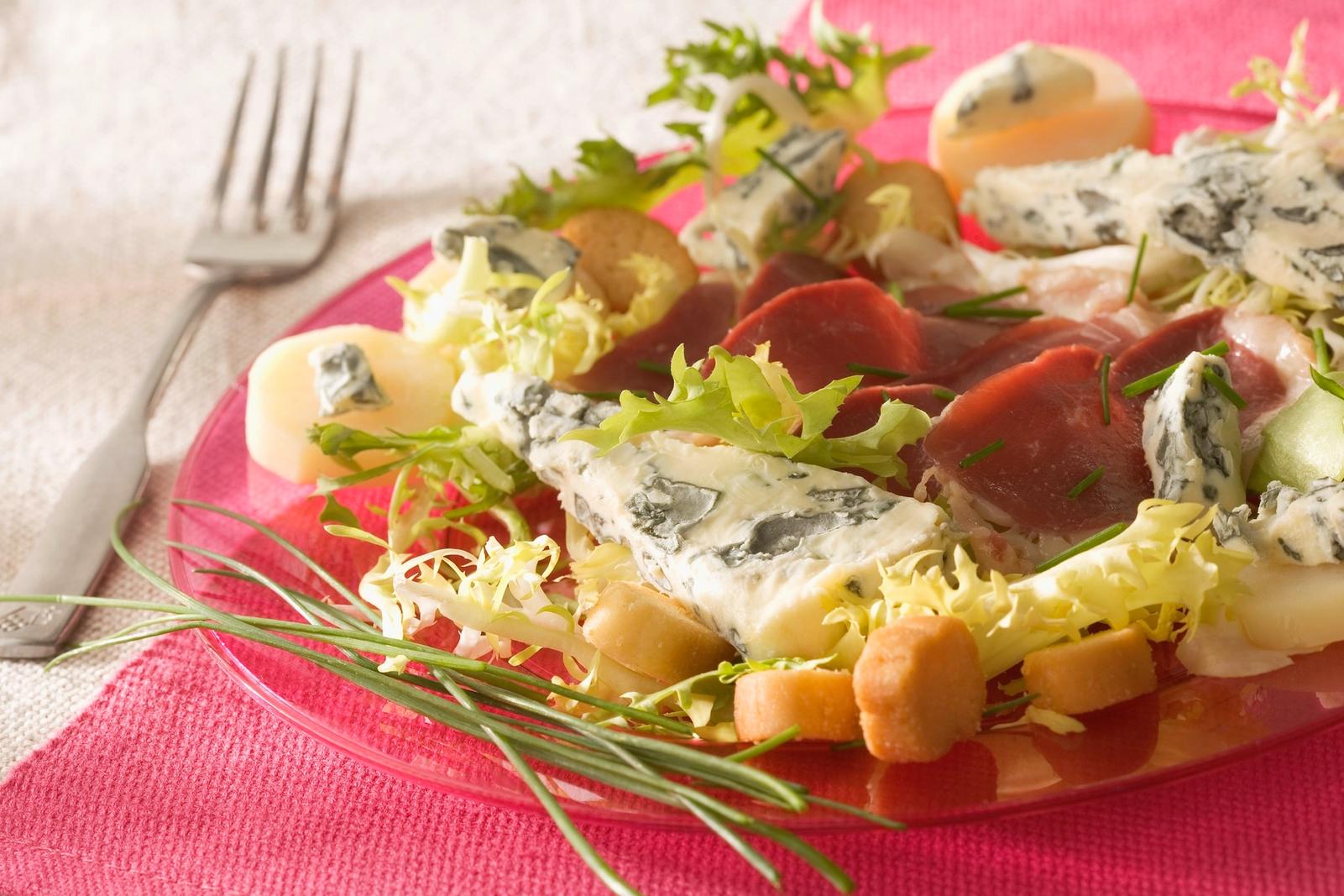 Salade de magret de canard fumé, roquefort et pommes de terre