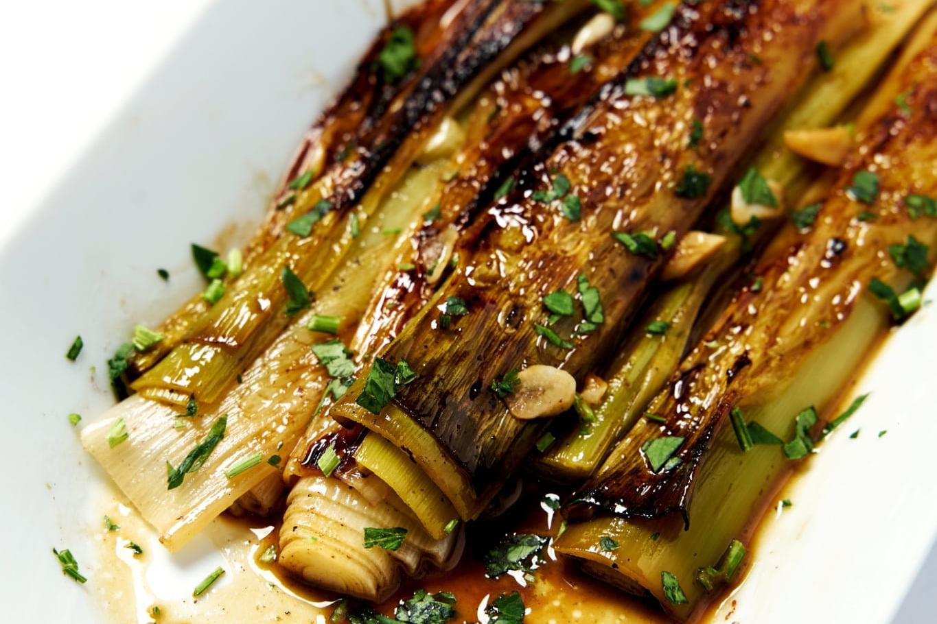 Poireaux braisés au vin blanc et au beurre, persil frais