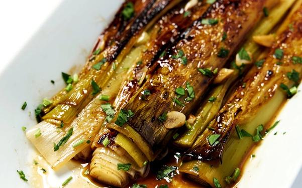 Poireaux braisés au vin blanc et au beurre, persil frais