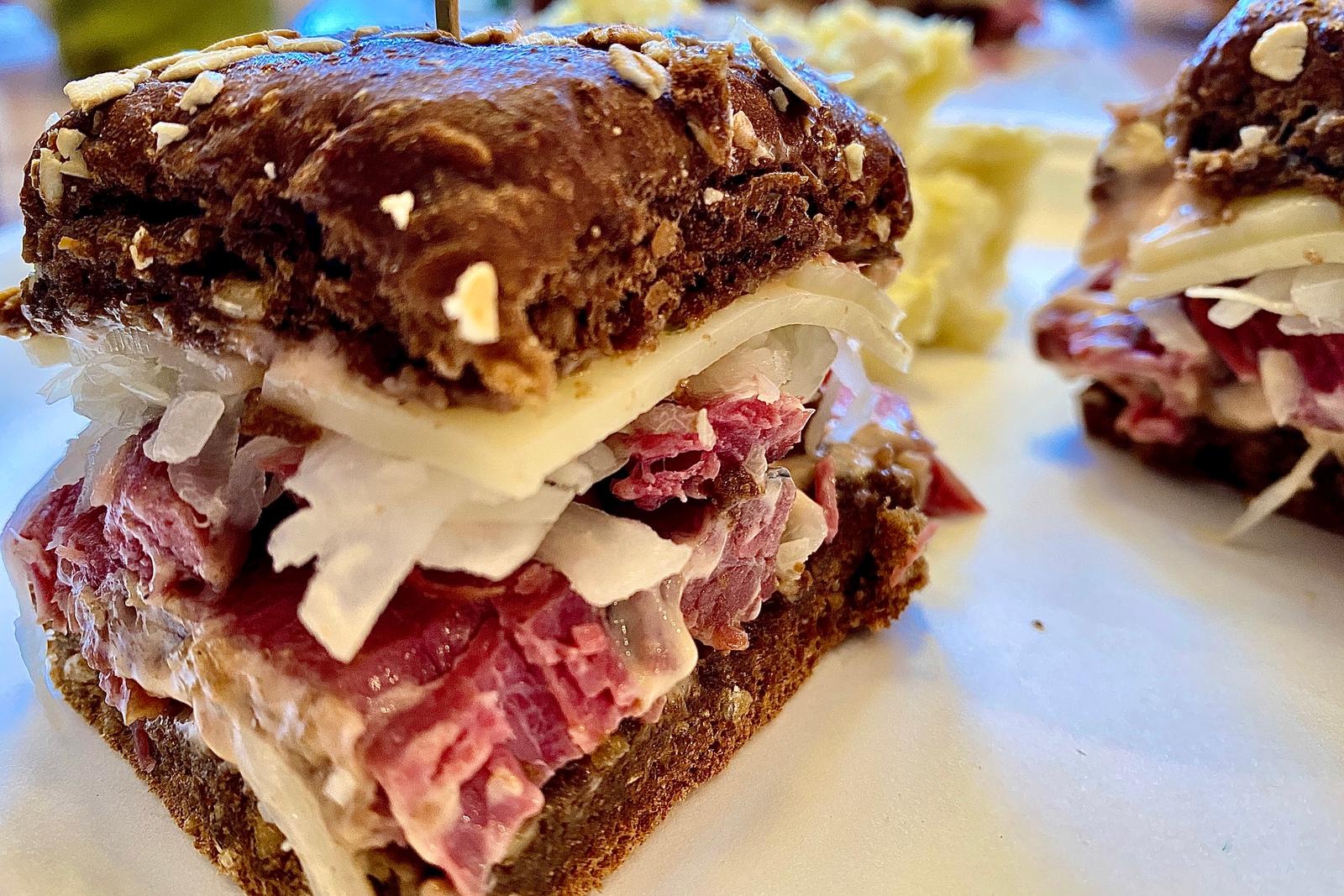 Guinness corned beef Reuben sliders (mini sandwiches au corned beef)