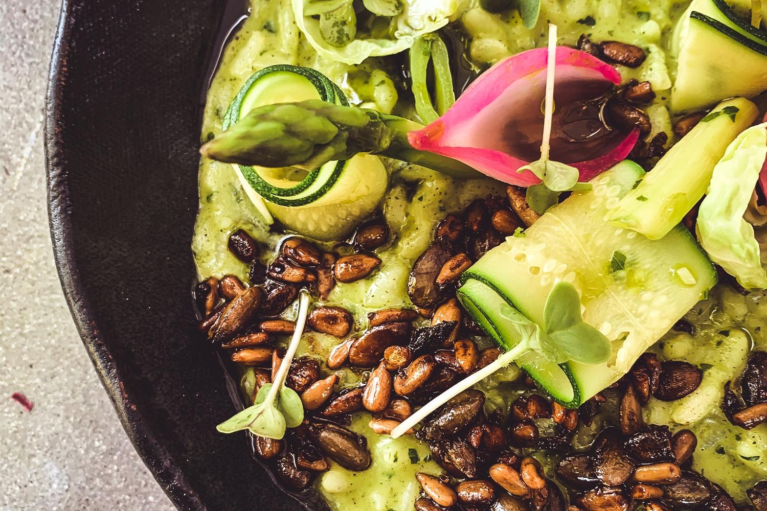 Risotto à la courgette, la roquette, aux graines grillées et asperges