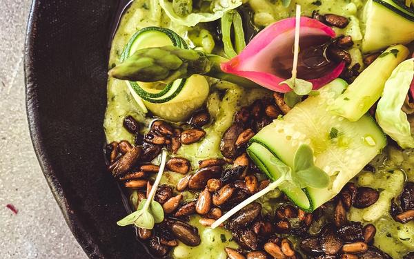 Risotto à la courgette, la roquette, aux graines grillées et asperges