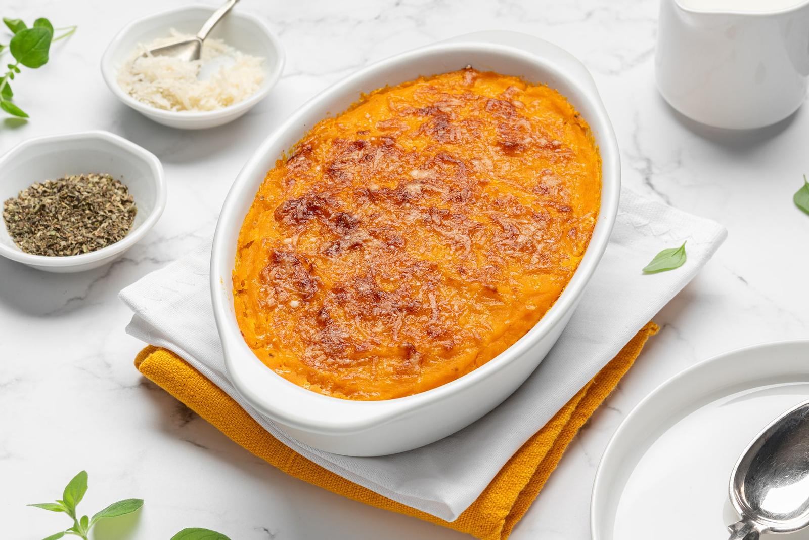 Gratin de citrouille dorée (patate douce, carotte) avec garniture de fromage fondu
