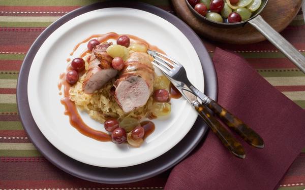 Poitrine de faisan avec bacon, choucroute et raisins
