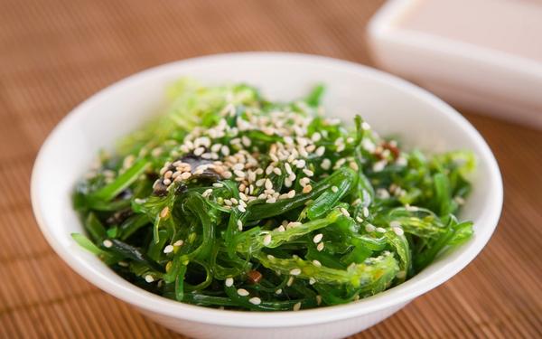 Salade d'algues wakamé et sésame