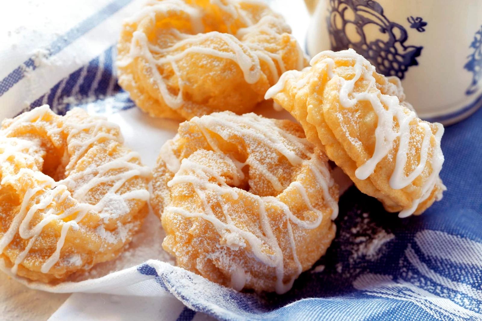 Beignets avec glaçage et sucre glace