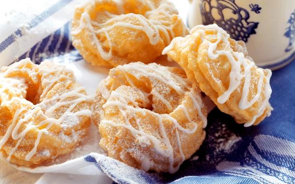 Beignets avec glaçage et sucre glace