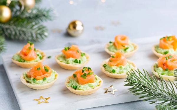 Canapés avec fromage, à la crème d’avocat et au saumon fumé