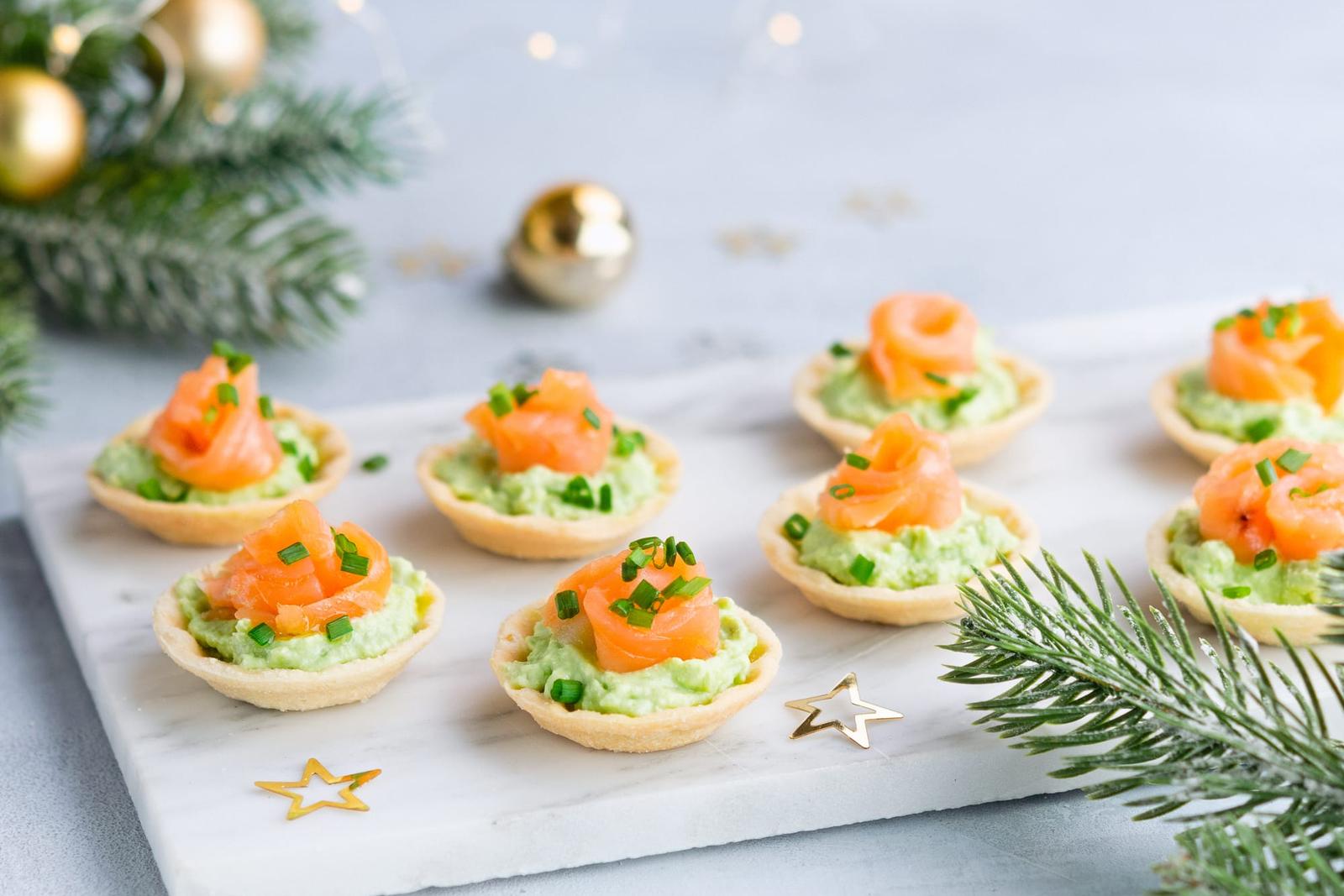Canapés avec fromage, à la crème d’avocat et au saumon fumé