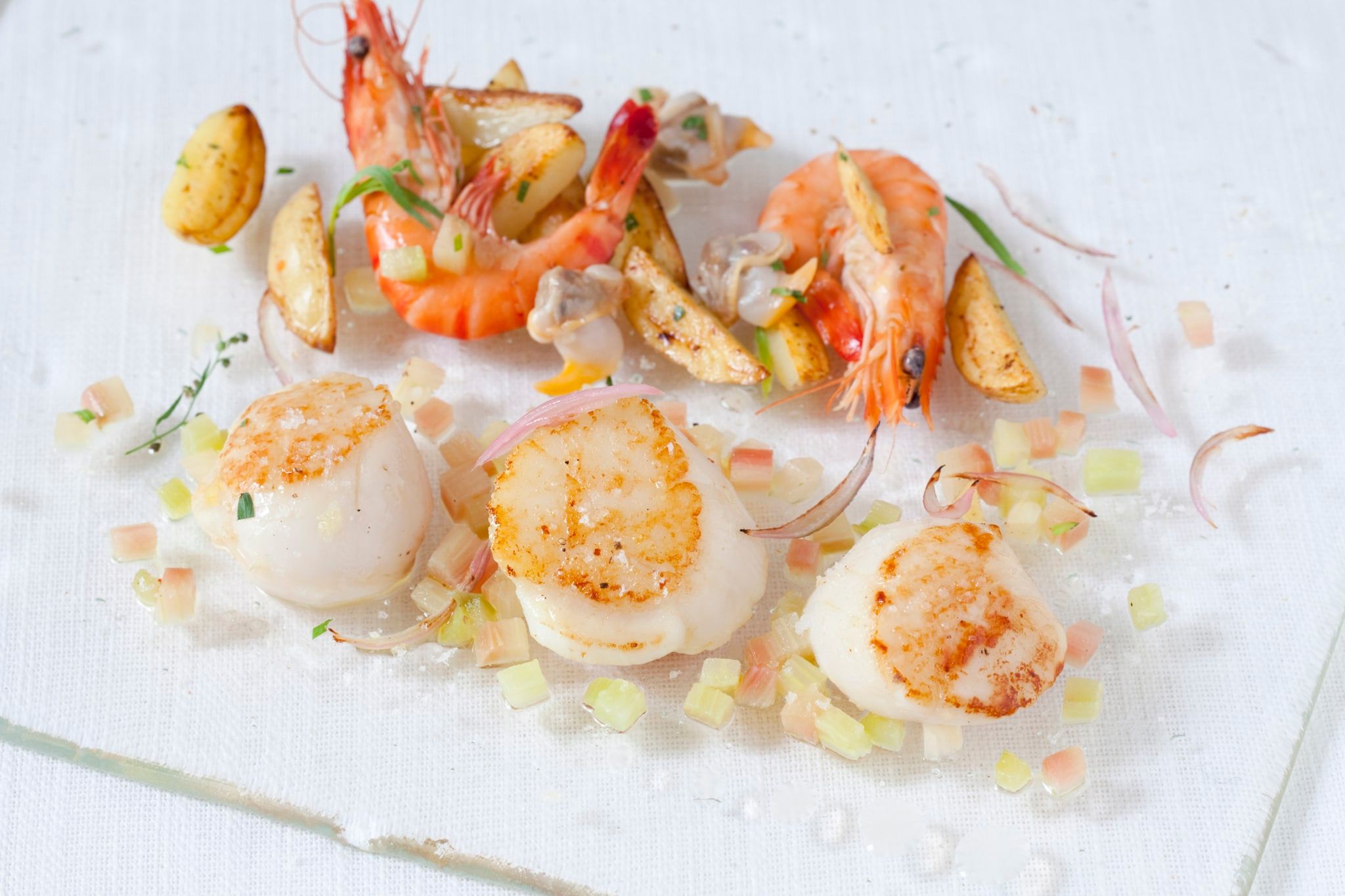 Noix de Saint-Jacques rôties, rhubarbe et citron, crevettes et coques, pommes de terre sautées à l’estragon et échalotes