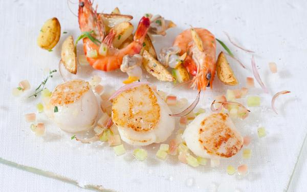 Noix de Saint-Jacques rôties, rhubarbe et citron, crevettes et coques, pommes de terre sautées à l’estragon et échalotes