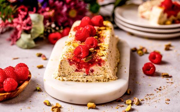 Dessert glacé italien aux framboises et pistaches (semifreddo)
