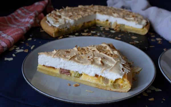 Tarte à la rhubarbe aux amandes grillées