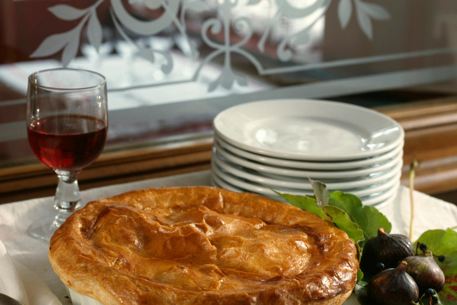 Tourte de perdreaux aux scorsonères et figues