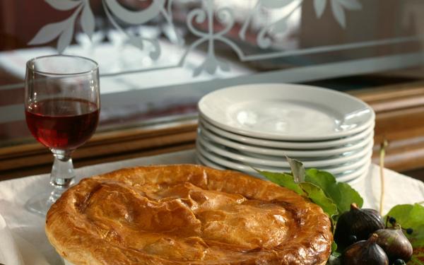 Tourte de perdreaux aux scorsonères et figues